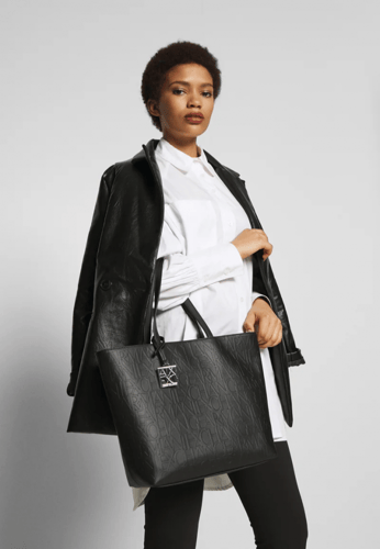 شنطة من ارماني