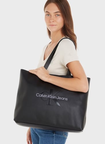 توت باق من كالفن كلاين