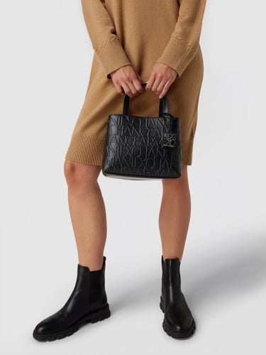 شنطة من ارماني