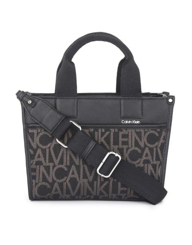 شنطة من كالفن كلاين