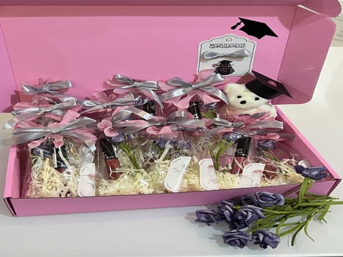 توزيعات تخرج احمر الشفاة