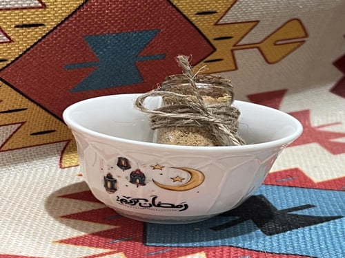 فنجان القهوة الرمضاني مع زجاجة القهوة السعودية