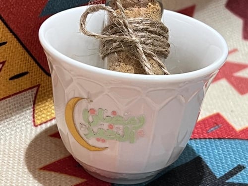 فنجان القهوة الرمضاني مع زجاجة القهوة السعودية