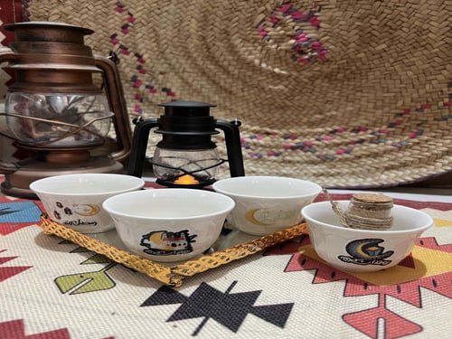 فنجان القهوة الرمضاني مع زجاجة القهوة السعودية