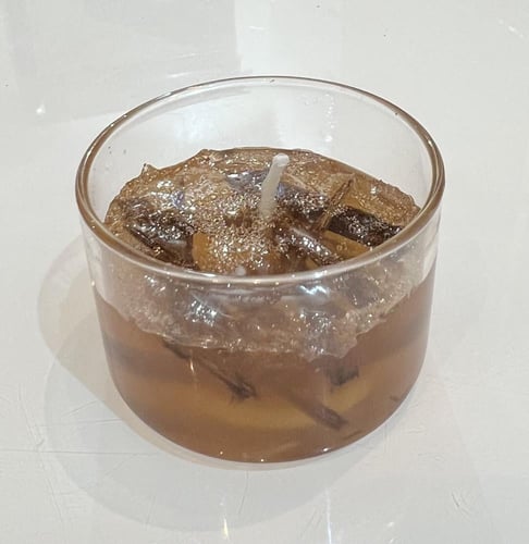 شمعة العود برائحة العودة وكسر العود بشكل جميل وجذا...