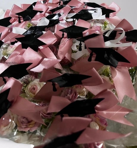 توزيعات هدايا تخرج ملمع الشفاة