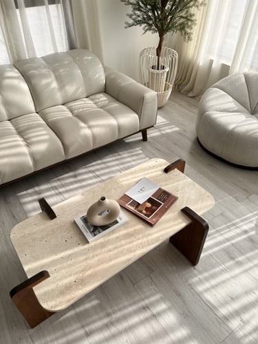 طاولة بقواعد خشب