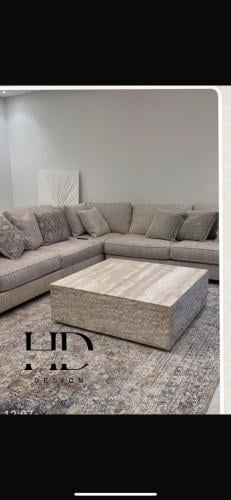 طاولة حجريه بسطح ترافنتينو