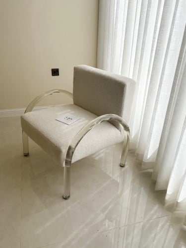 كرسي بذراع كرستالي .