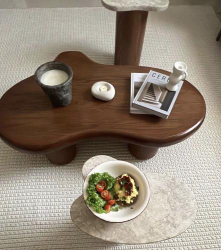 طاوله من الخشب مع جانبيه