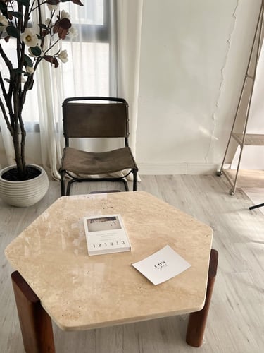 طاوله بقواعد خشب سطح رخام