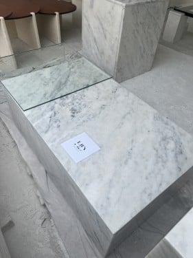 طاوله رخام مع رف زجاجي