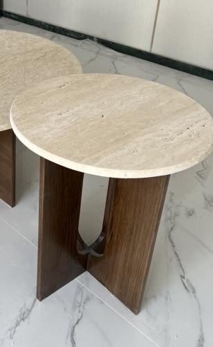 طاولة جانبيه