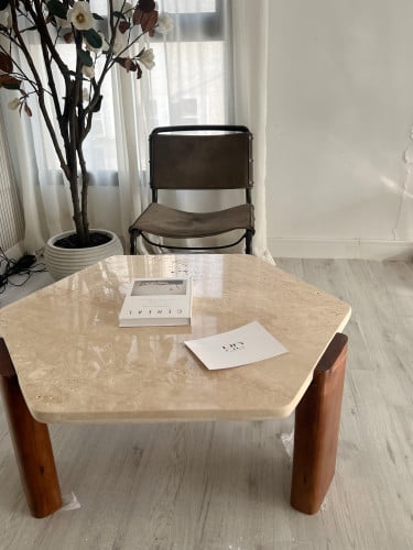 طاوله بقواعد خشب سطح رخام