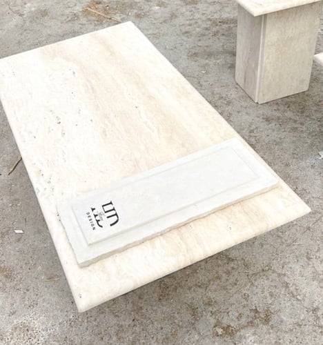 طاوله من الحجر ترافنتينو