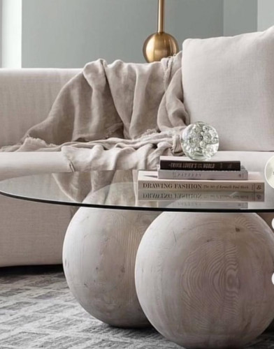 طاولة بقواعد خشب