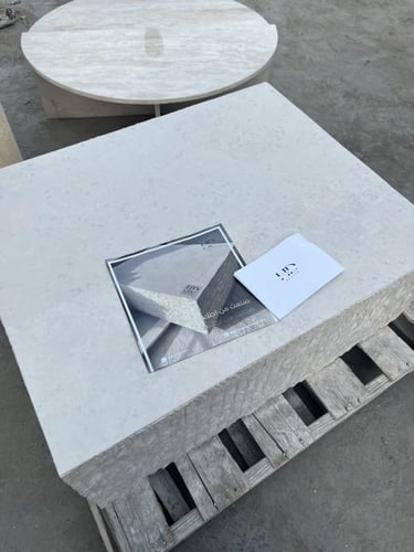 طاوله حجر بسطح حجري .