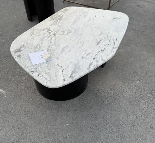 طاوله بقواعد خشب وسطح رخام إيطالي