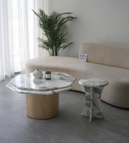 طاوله مع جانبيه رخام ايطالي