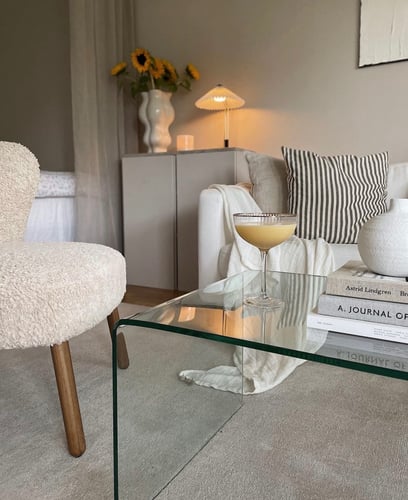 طاوله مصنوعه من الاكريلك بتصميم عصري