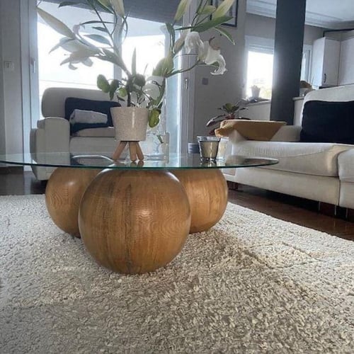 طاوله بقواعد خشب