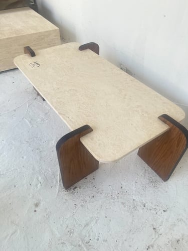 طاولة بقواعد خشب