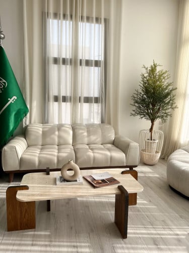 طاولة بقواعد خشب