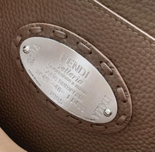 فندي Peekaboo مقاس 27cm