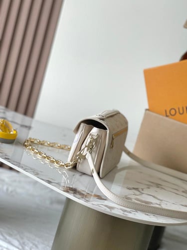 لوي فيتون Pochette Métis East West مقاس 21.5cm