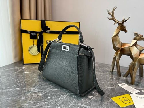 فندي Peekaboo مقاس 27cm