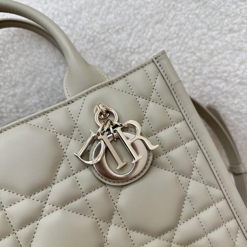 ديور Book Tote مقاس 26.5 cm