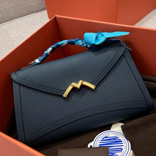 حقيبة يد نسائي من موينات حجم 26cm لون كحلي وذهبي 3...