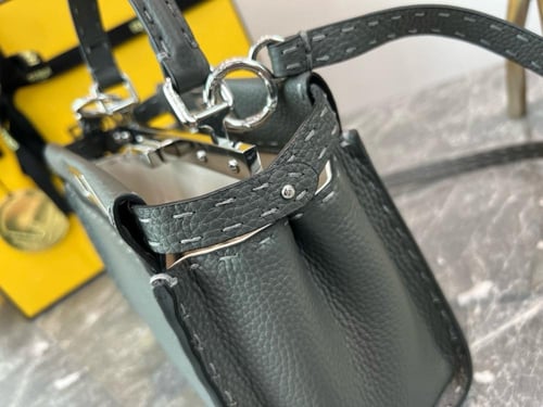 فندي Peekaboo مقاس 27cm