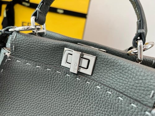 فندي Peekaboo مقاس 27cm