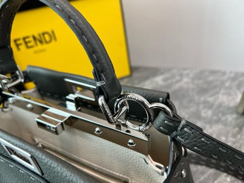 فندي Peekaboo مقاس 27cm