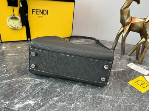 فندي Peekaboo مقاس 27cm