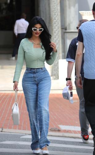 جينز ملكة كابلي شانيل