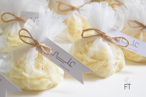 توزيعات شمعة الوردة بتغليف التل