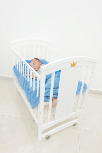 سرير أطفال خشبي أبيض / مهد مع ناموسية وعجلات - سري...