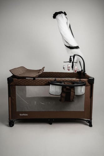 سرير ومحبس أطفال مستويين وفتحة جانبية مزود بطاولة...