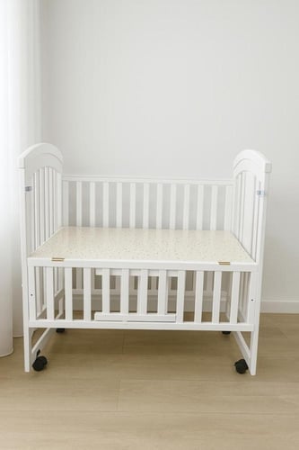 سرير أطفال خشبي أبيض / مهد مع ناموسية وعجلات - سري...