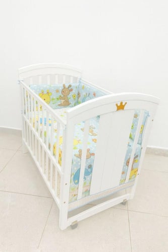 سرير أطفال خشبي أبيض / مهد مع ناموسية وعجلات - سري...