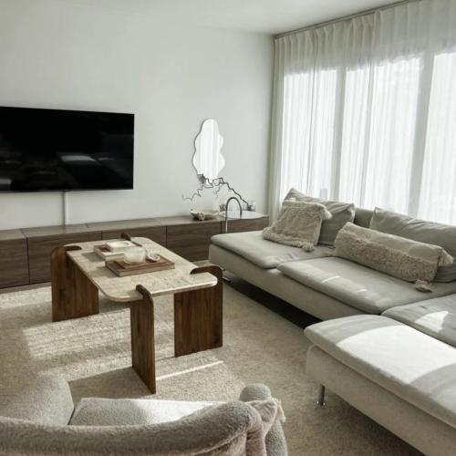 طاولة قهوة رخام بـ ارجل خشب