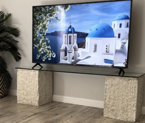 طاولة تلفزيون