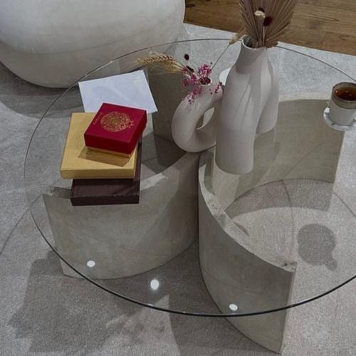 طاولة قهوة بـ قواعد حجري