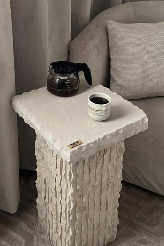 طاولة جانبية حجري