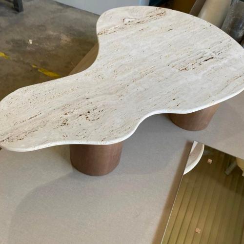 طاولة قهوة رخام بـ قواعد خشب