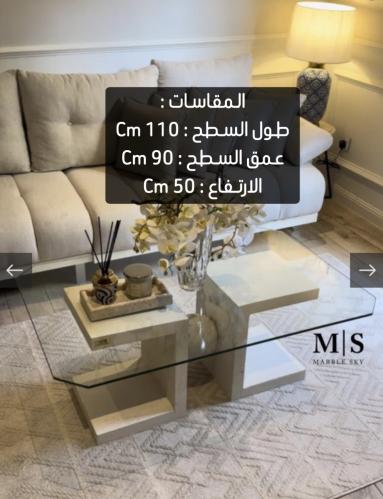 طاولة قهوة حجري بسطح زجاجي