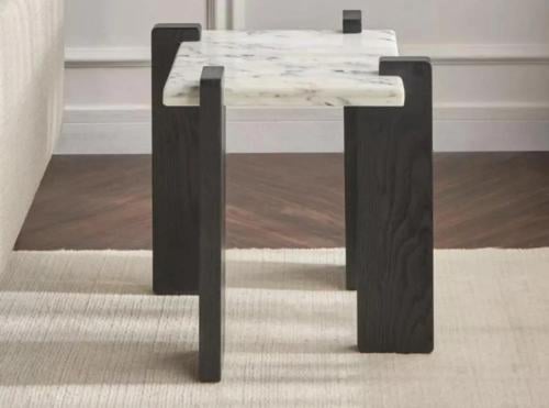 طاولة جانبية بسطح رخام طبيعي و قواعد خشب اسود
