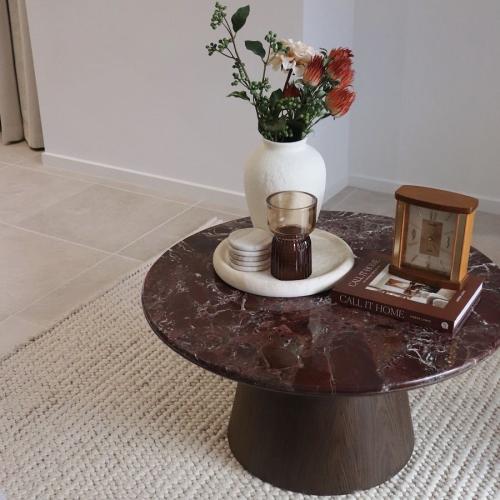 طاولة قهوة بـ سطح رخام برغندي و قاعدة خشب